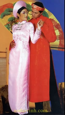A couple wearing AO DAI KHAN DONG in Wedding