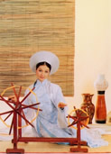 woman wearing AO DAI in the past